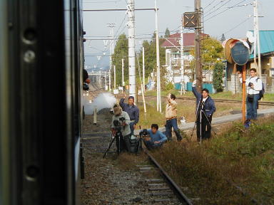 線路の上までも?